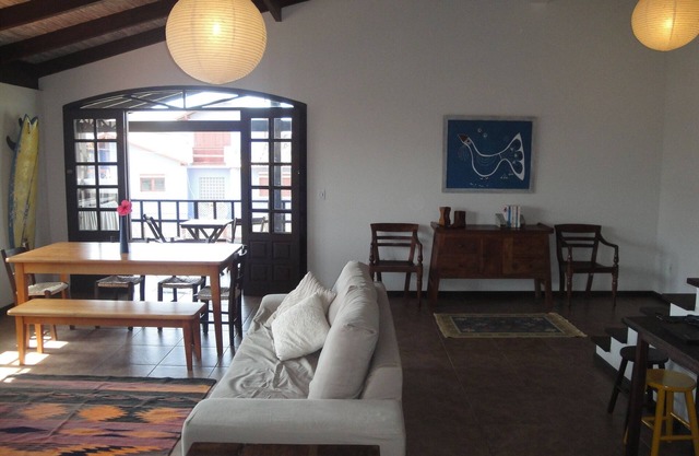 Grand balcon et vue sur la mer à Morrinhos. Wi-Fi gratuit.