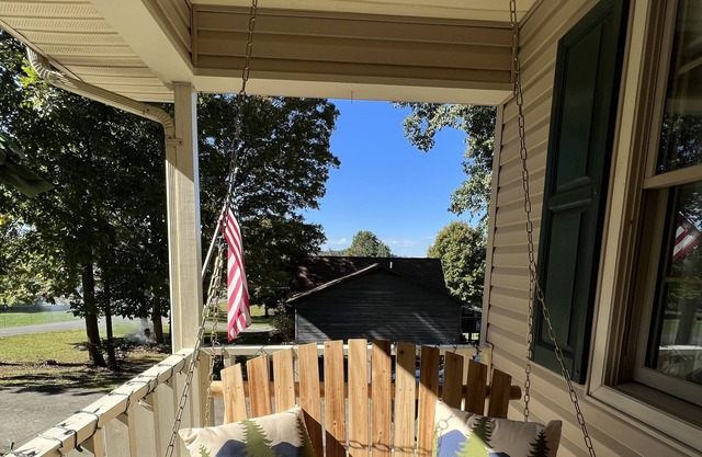 Cozy Jonesborough East Tennessee farm setting near Johnson City with game room