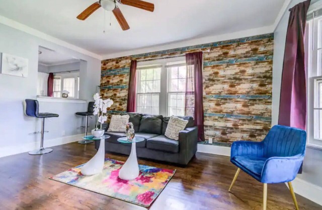Cozy King bed and Queen Sofa bed Apt HOT TUB