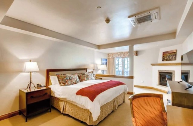 Cozy King Room at Gravity Haus in the heart of Vail Village - walk to ski lifts!