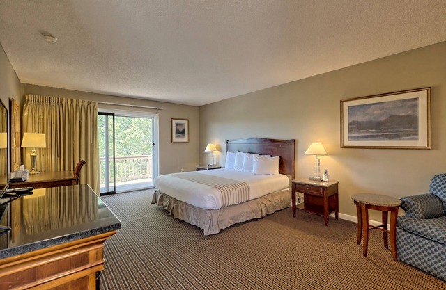 Cozy King Room in Clayton with Mountain Views and Communal Pool