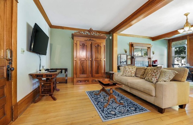 Cozy Queen Suite, two person jet tub, Downtown!