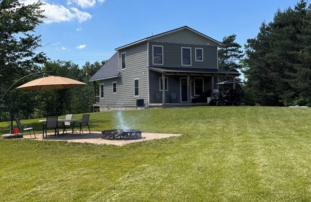 Cozy Kingston Cottage -- 3-bedroom Lodge with AC, Peloton Bike, WiFi, and More