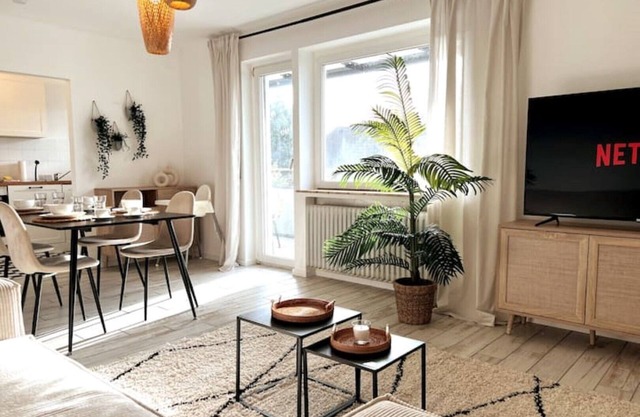 Cozy-Livings/ subway, parking space, balcony, kitchen