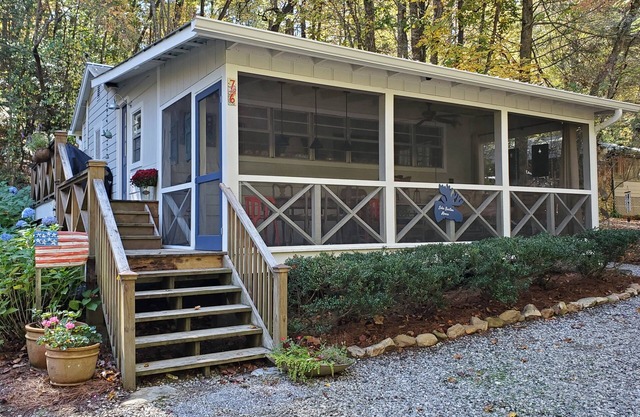 Cozy Lake Burton cottage -- enjoy boating, mountains, hiking, wineries and more!
