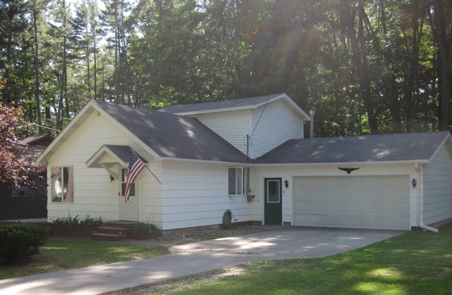 Cozy Lake Cadillac Cottage- Boat Dock And Sandy Beach-With Cold Air Conditioning