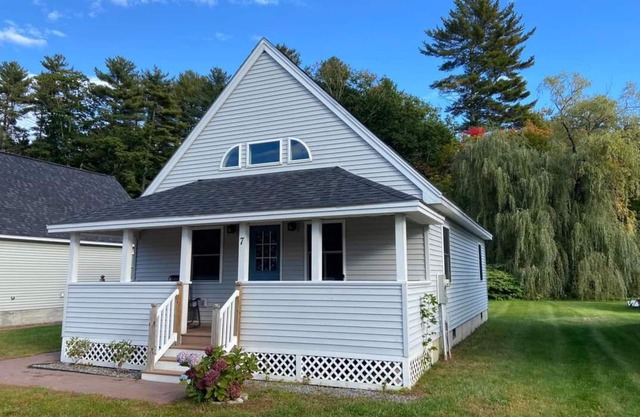 Cozy Cottage with Beach & Dock on Woodbury Pond.