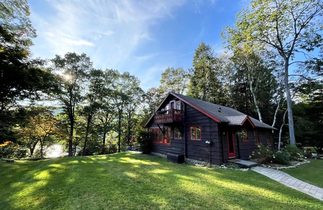 Cozy Lake Cottage with Hot Tub, Views, Kayaks
