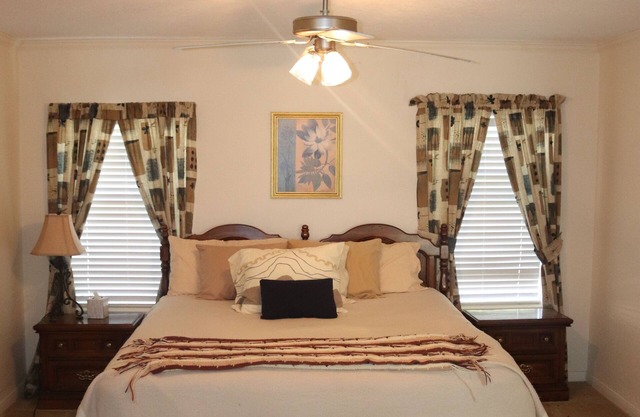 Cozy lake cottage with huge front deck, 2 minute walk to Thunder Bay Marina!