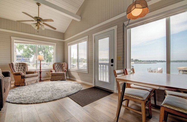 Cozy Lake Front Cabin - East Lake Private Dock - GREAT LOCATION Next to The Ritz