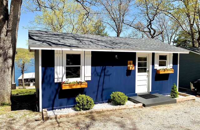 Cozy Lake Front, Lake View Cabin on Table Rock Lake. 17 mins to SDC. Pool