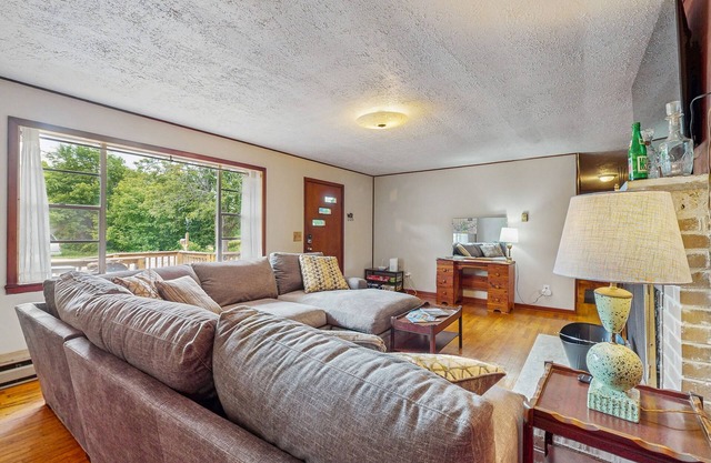 Mid-century dog-friendly home with fire pit, fireplace, Wi-Fi, W/D, entry ramp