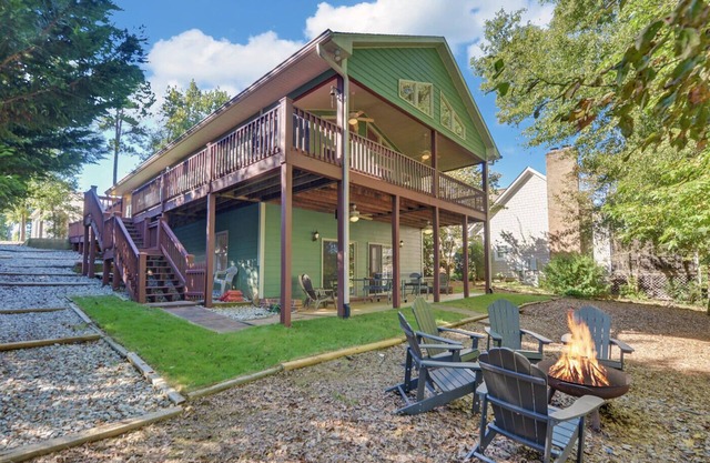 Cozy Lake Hartwell Cabin - Beautiful dock views! Bring your boat and your pet!