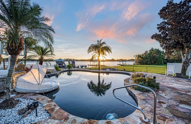 Cozy lake house retreat! access to Lake June! 25 min from race track!