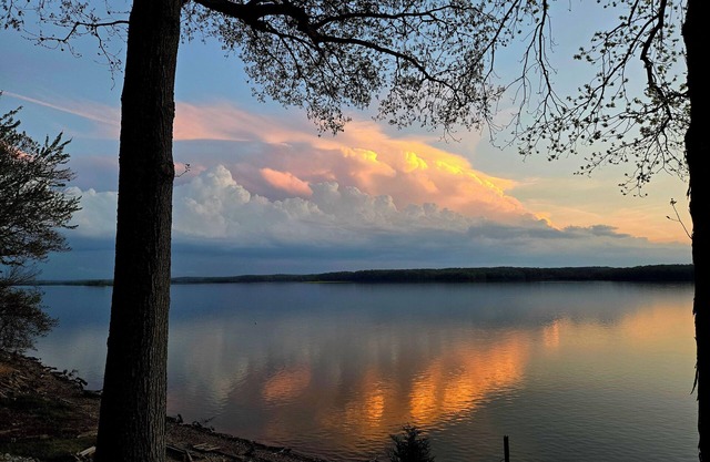 Cozy lake house w/ spacious deck, BBQ/fire pit. Boat ramp1 mi away Pet friendly!