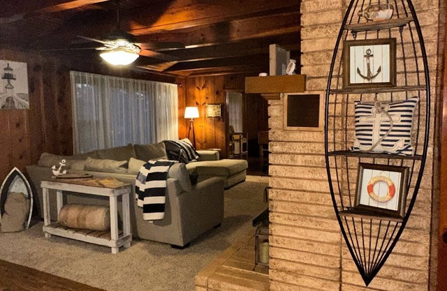Cozy lake retreat in Sand Point! Game room with deck and views of Lake Texoma.