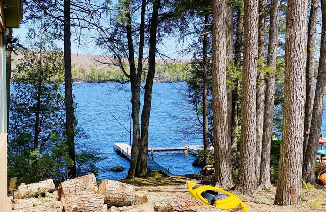Cozy, lake view cottage in Ellsworth, Maine!