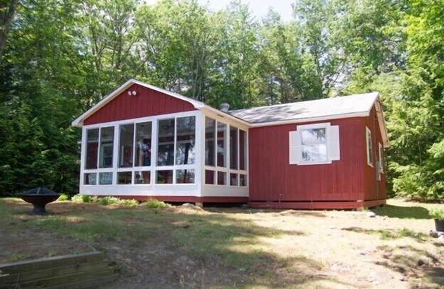 Cozy Lake Winnisquam retreat for 6 with dock and swimming