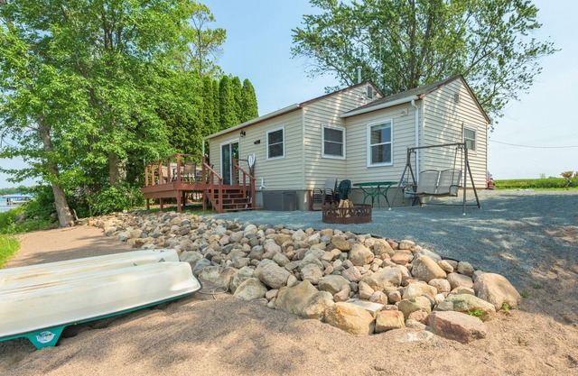 Cozy Lakefront 2 BR/1 BA Welcomes You!