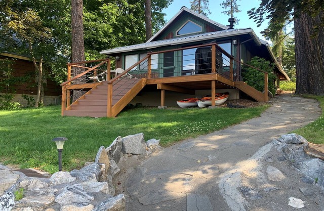 Cabine confortable au bord du lac sur le lac Twin inférieur avec quai privé