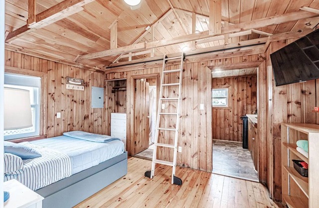 Cozy Lakefront Cabin with Beach & AC