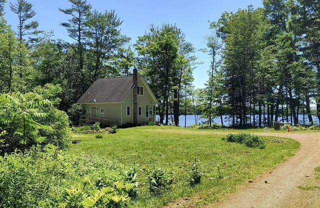 Cozy Lakefront Cottage dans le milieu de la côte du Maine