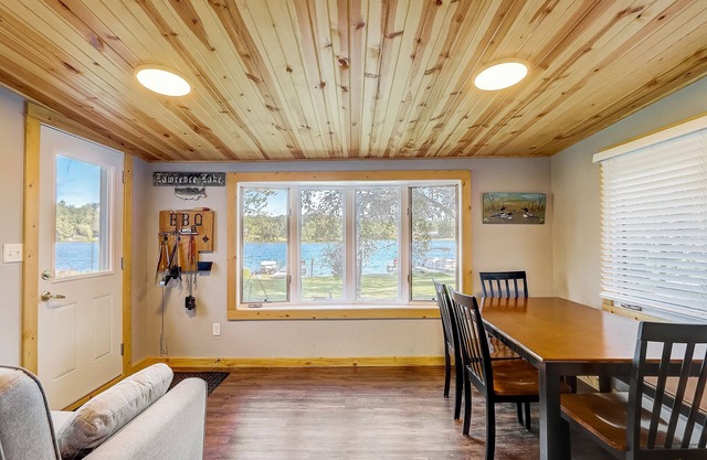 Cozy Lakefront Cottage