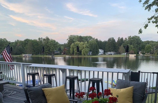 Cozy Lakefront home