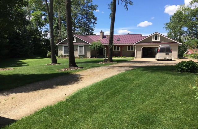 Ranch confortable avec terrasse sur un terrain boisé isolé sur un magnifique lac privé.