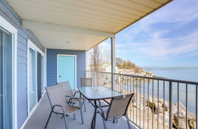 Cozy Lakefront Middle Bass Retreat w/ Balcony
