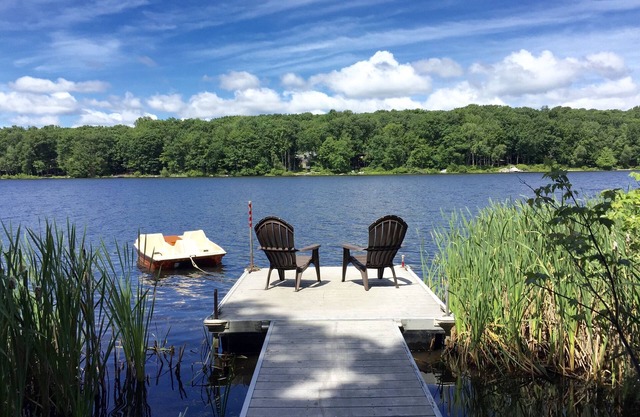 Cozy Lakefront Retreat Poconos dans une communauté privée