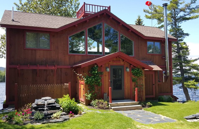 Cozy Lakeside Home offre un emplacement inégalé à pieds du lac Moosehead
