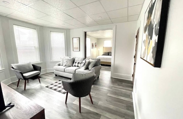 Great Location/ Close to outlets/Finance District/Restaurants