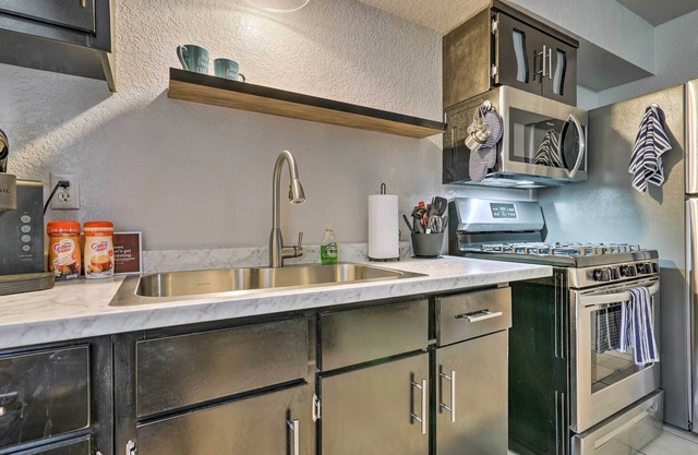 Cozy Las Cruces Apt on Pecan & Horse Farm!