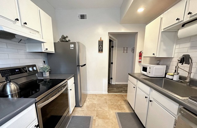 Cozy Lawrenceville Getaway ~ 2-Bedroom Basement★