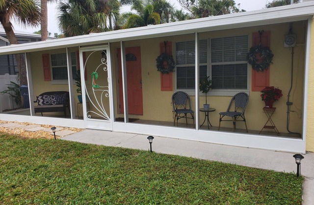 Cozy Lemon Cottage.....minutes from the beach!