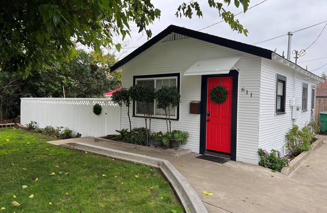 Cozy little cottage W/ private yard in town