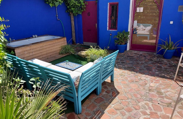 Petite maison confortable à la gare. Jardin privé avec jacuzzi. WIFI STATIONNEMENT