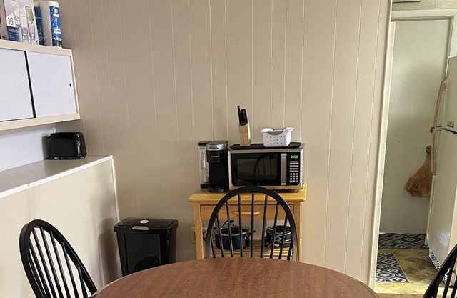 Cozy little studio apt within 2 miles of lakeshore park!