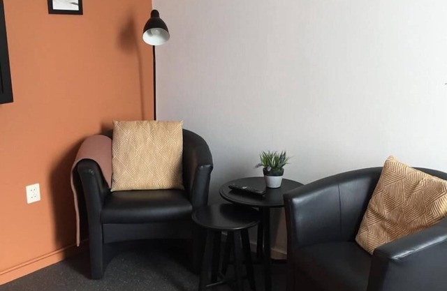 Salon confortable pour 2 personnes. avec cuisine séparée.