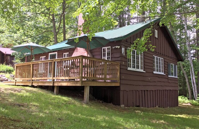 Chalet confortable de style lodge dans un quartier boisé et calme au bord du lac