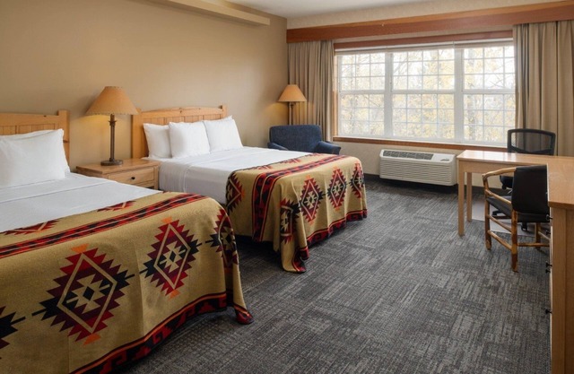 Cozy Lodge-Styled Room w/ Comfortable Bed & Keurig Coffee Maker