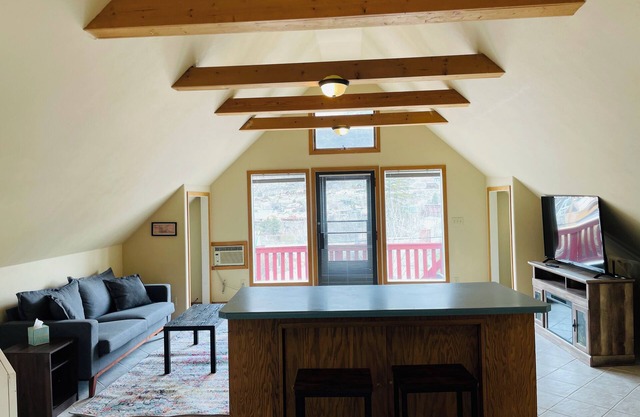 Cozy loft in Gardiner with AC, WiFi and splendid views