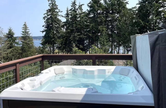 Cozy loft with water view and saltwater hot tub