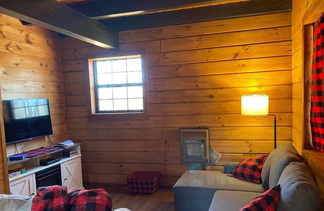 Cozy Log Cabin 1/2 mile from Mink Creek Boat Ramp ~ WIFI ~ Pet Friendly