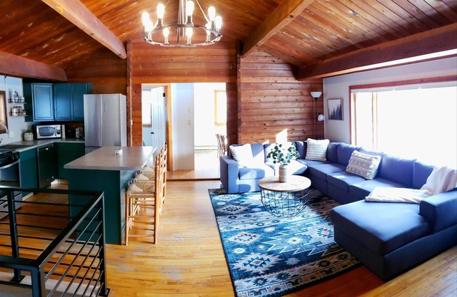 NEW Cozy Log Cabin | Hiking Trails + Oversized Deck | Great for Groups | Dogs👍