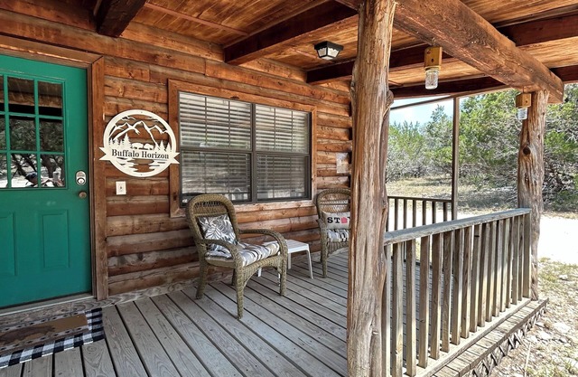 Cozy Log Cabin called Buffalo Horizon. Sleeps 4. Close to Frio River