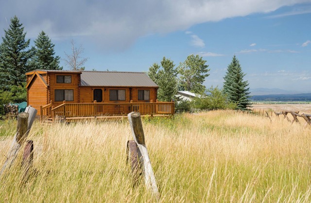 Cozy Log Cabin, Mountain View, AC, WiFi, 4 mi. to town, 16 minutes from airport.