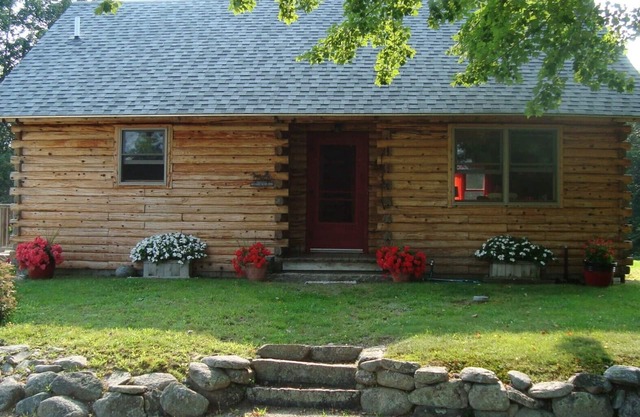 Entièrement rénové. chalet en rondins situé au centre.