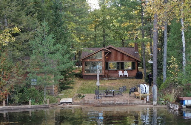 Log Cabin sur le magnifique lac dans le nord du Michigan